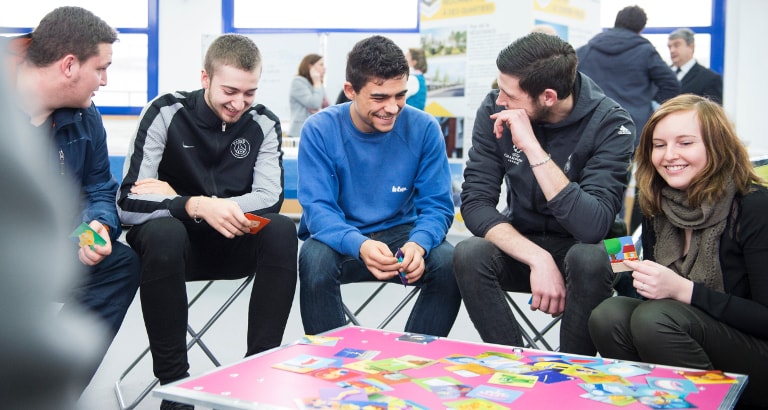 Ideas Box Santé : des jeunes pendant un atelier