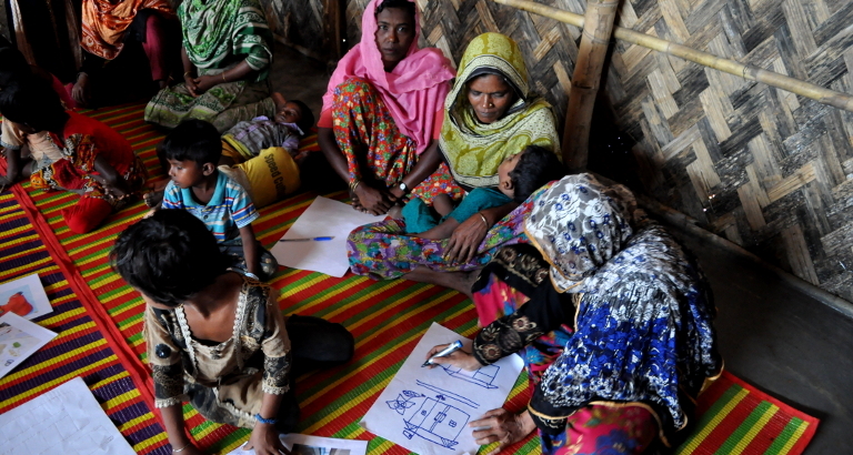 Photo d'un atelier de dessin auprès des Rohingya