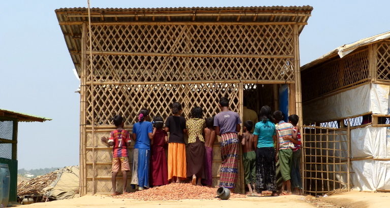 Attente des Rohingya dans le camp