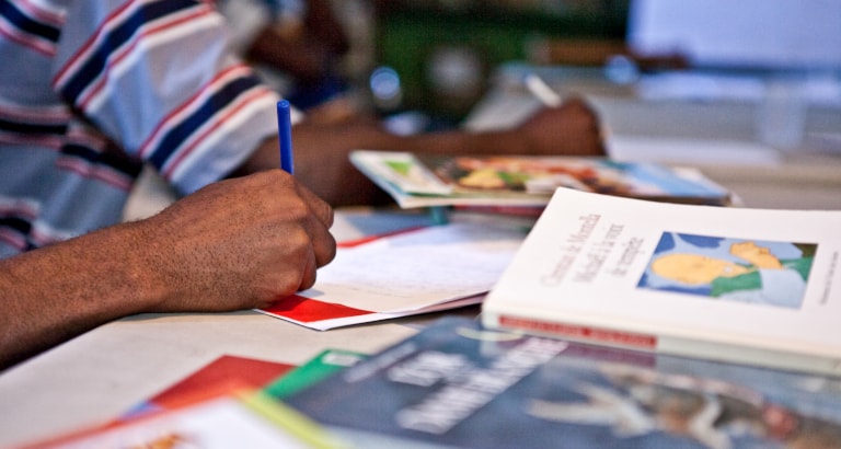 Photo d'un migrant dans une bibliothèque