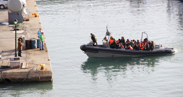 Photo d'un zodiac arrivant en Grèce