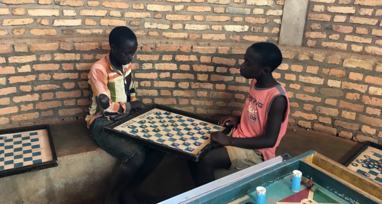 Photo de deux jeunes jouant en Tanzanie