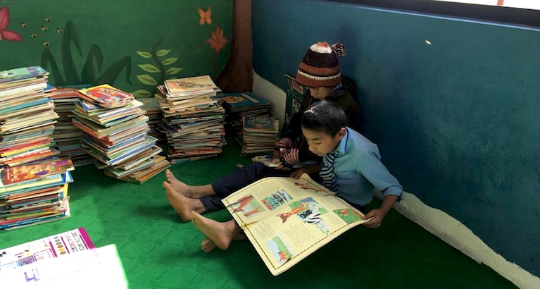 Deux enfants népalais lisent des livres