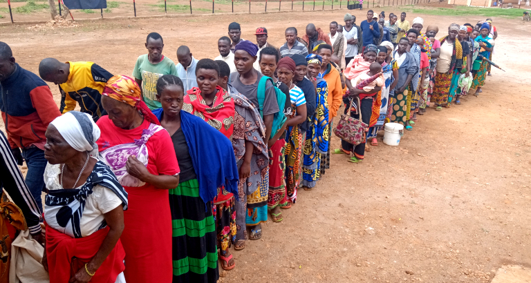 File d'attente devant le ciné-club en Tanzanie