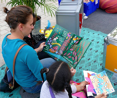Enfants lecture dehors